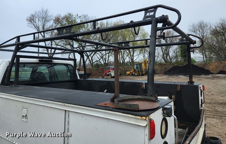 image for item KE9842 2004 Ford F550 Super Duty XL  Crew Cab utility / service truck