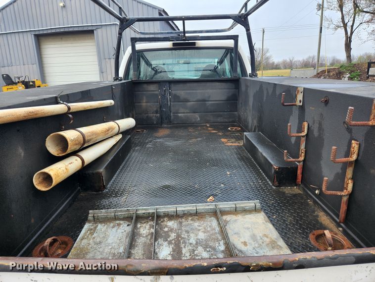 image for item KE9842 2004 Ford F550 Super Duty XL  Crew Cab utility / service truck