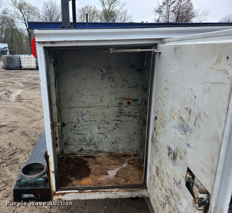 image for item KE9842 2004 Ford F550 Super Duty XL  Crew Cab utility / service truck