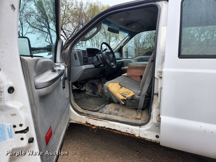 image for item KE9842 2004 Ford F550 Super Duty XL  Crew Cab utility / service truck