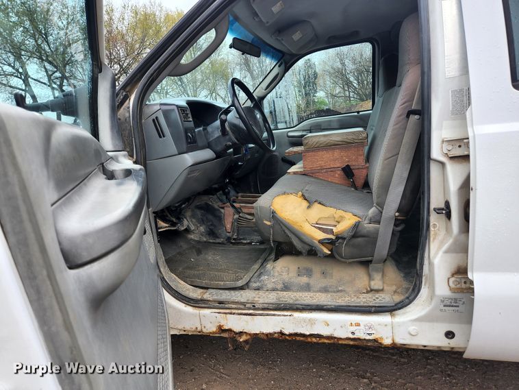 image for item KE9842 2004 Ford F550 Super Duty XL  Crew Cab utility / service truck