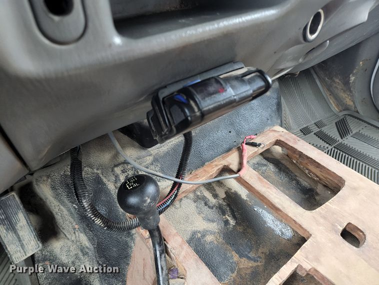 image for item KE9842 2004 Ford F550 Super Duty XL  Crew Cab utility / service truck