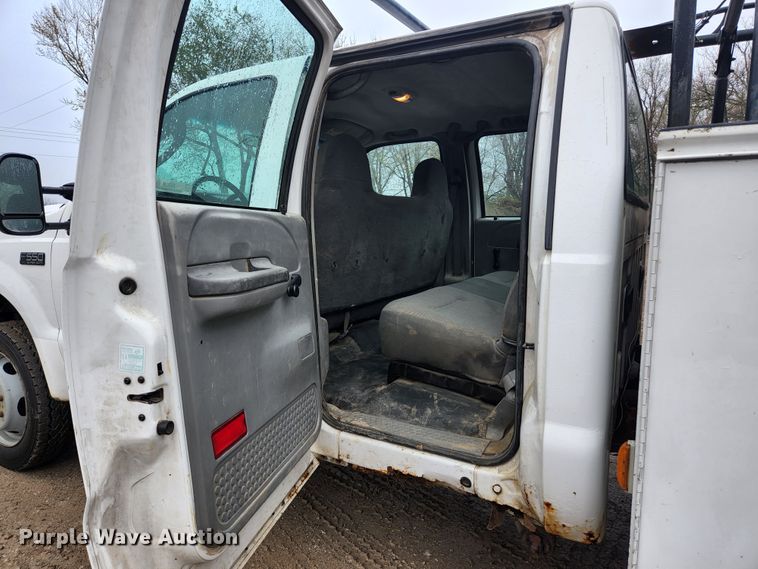 image for item KE9842 2004 Ford F550 Super Duty XL  Crew Cab utility / service truck