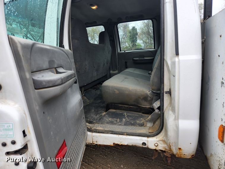 image for item KE9842 2004 Ford F550 Super Duty XL  Crew Cab utility / service truck