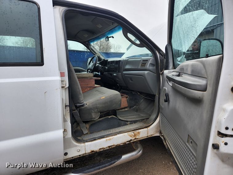 image for item KE9842 2004 Ford F550 Super Duty XL  Crew Cab utility / service truck