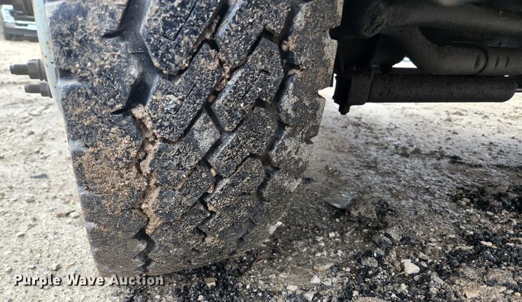 image for item KE9842 2004 Ford F550 Super Duty XL  Crew Cab utility / service truck