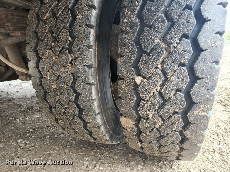 image for item KE9842 2004 Ford F550 Super Duty XL  Crew Cab utility / service truck