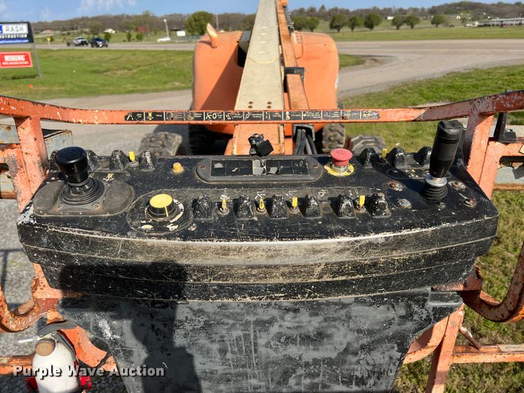 image for item KG9826 1999 JLG 600A  boom lift