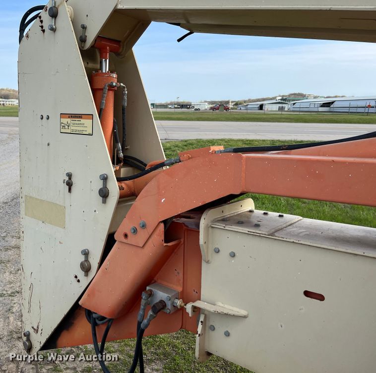 image for item KG9826 1999 JLG 600A  boom lift