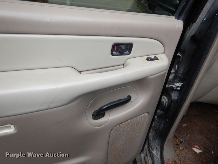 image for item KM9640 2002 Chevrolet Suburban  SUV