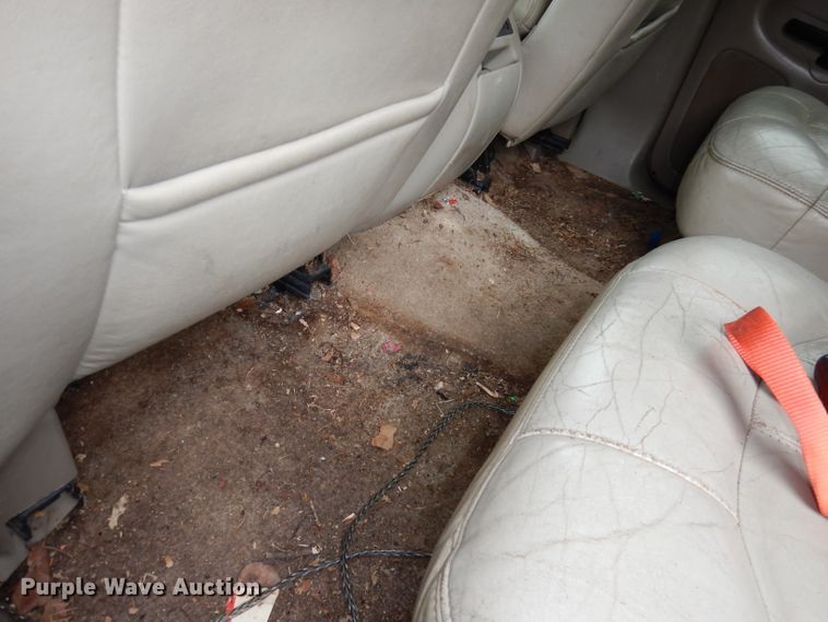 image for item KM9640 2002 Chevrolet Suburban  SUV