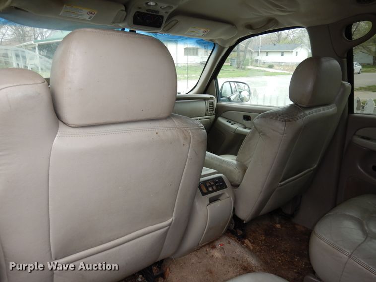 image for item KM9640 2002 Chevrolet Suburban  SUV