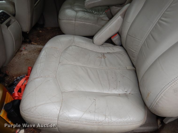 image for item KM9640 2002 Chevrolet Suburban  SUV