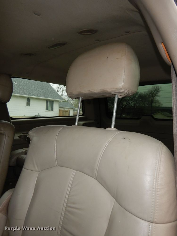 image for item KM9640 2002 Chevrolet Suburban  SUV