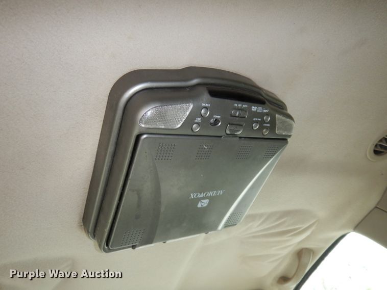 image for item KM9640 2002 Chevrolet Suburban  SUV