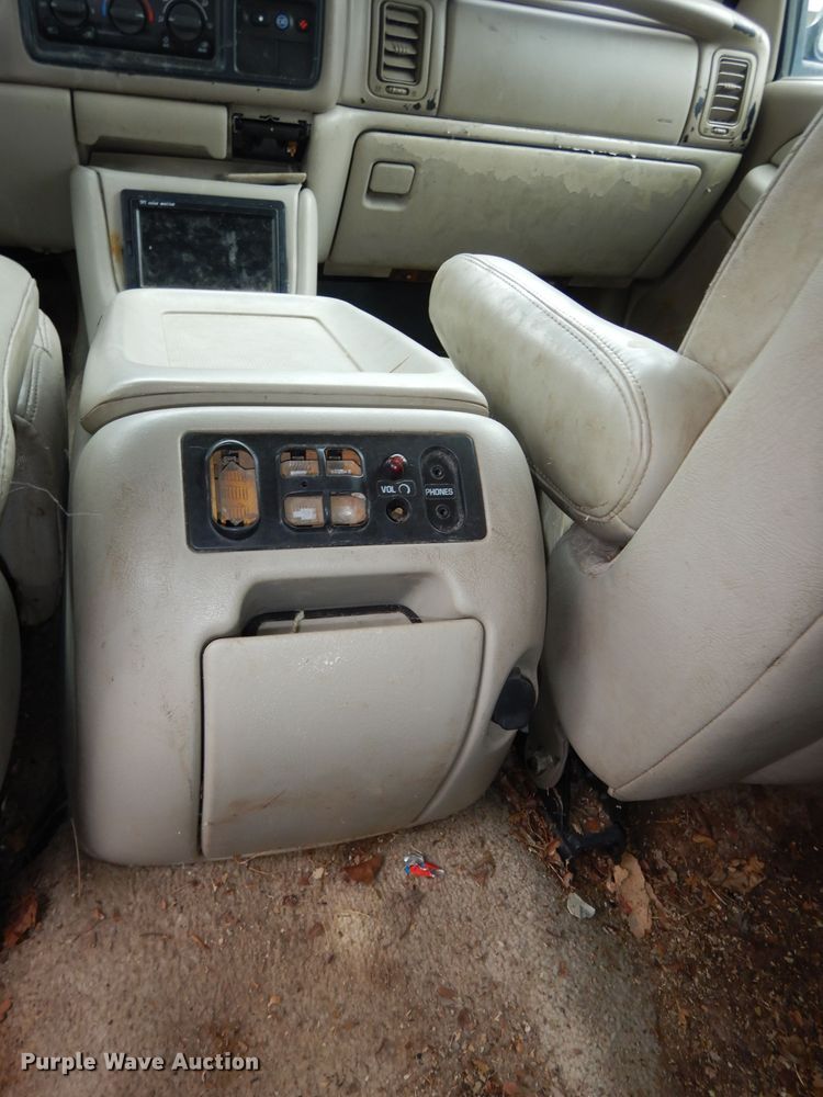 image for item KM9640 2002 Chevrolet Suburban  SUV