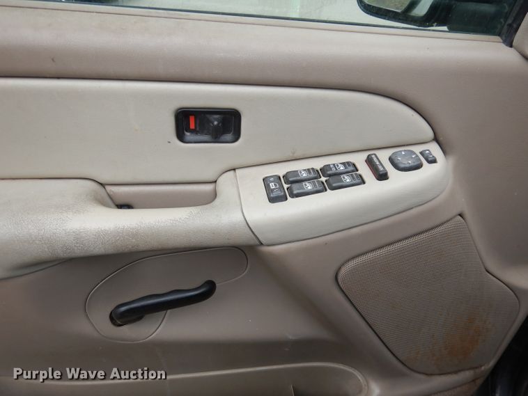 image for item KM9640 2002 Chevrolet Suburban  SUV