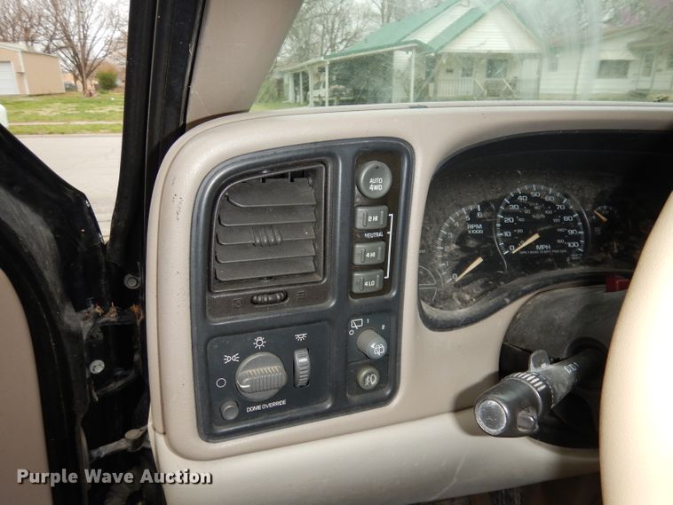 image for item KM9640 2002 Chevrolet Suburban  SUV