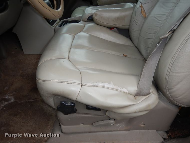 image for item KM9640 2002 Chevrolet Suburban  SUV
