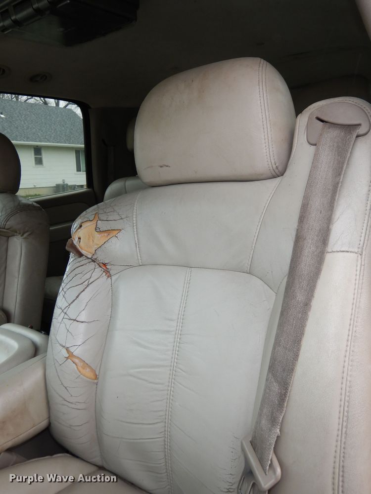 image for item KM9640 2002 Chevrolet Suburban  SUV