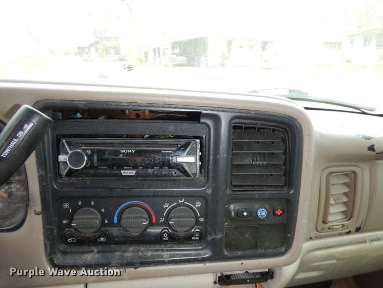 image for item KM9640 2002 Chevrolet Suburban  SUV