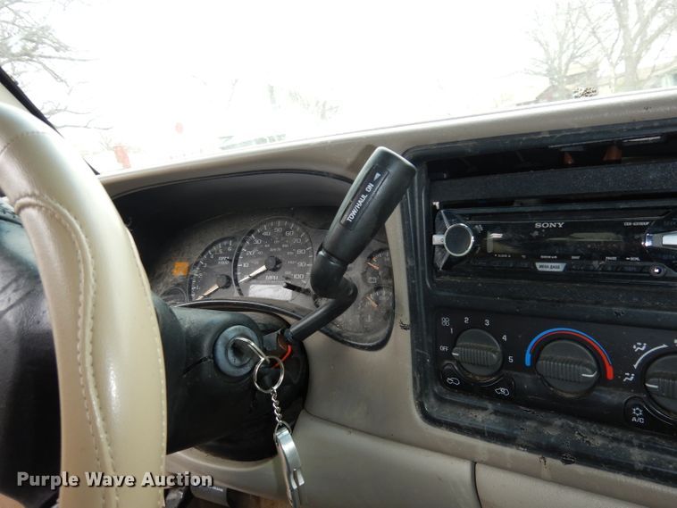 image for item KM9640 2002 Chevrolet Suburban  SUV
