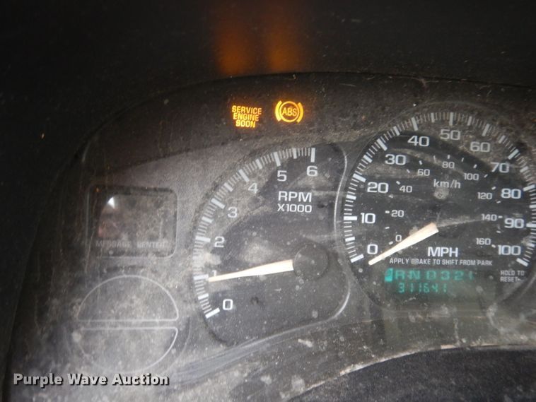 image for item KM9640 2002 Chevrolet Suburban  SUV