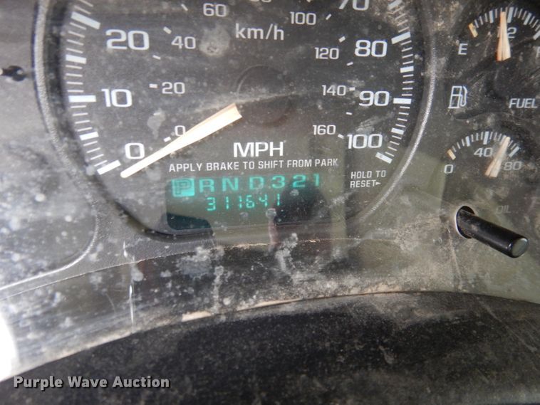 image for item KM9640 2002 Chevrolet Suburban  SUV