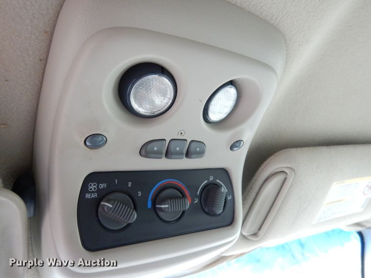 image for item KM9640 2002 Chevrolet Suburban  SUV