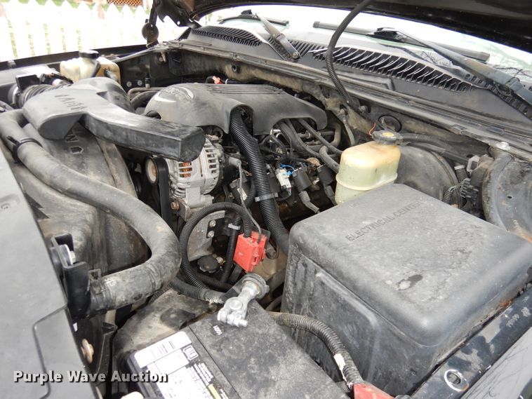 image for item KM9640 2002 Chevrolet Suburban  SUV