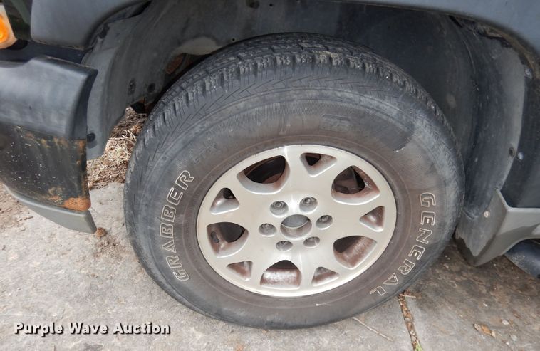 image for item KM9640 2002 Chevrolet Suburban  SUV