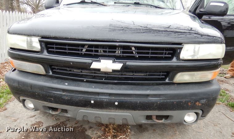 image for item KM9640 2002 Chevrolet Suburban  SUV