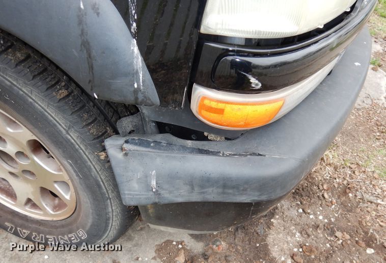 image for item KM9640 2002 Chevrolet Suburban  SUV