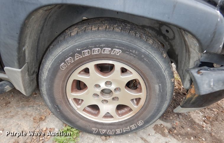 image for item KM9640 2002 Chevrolet Suburban  SUV
