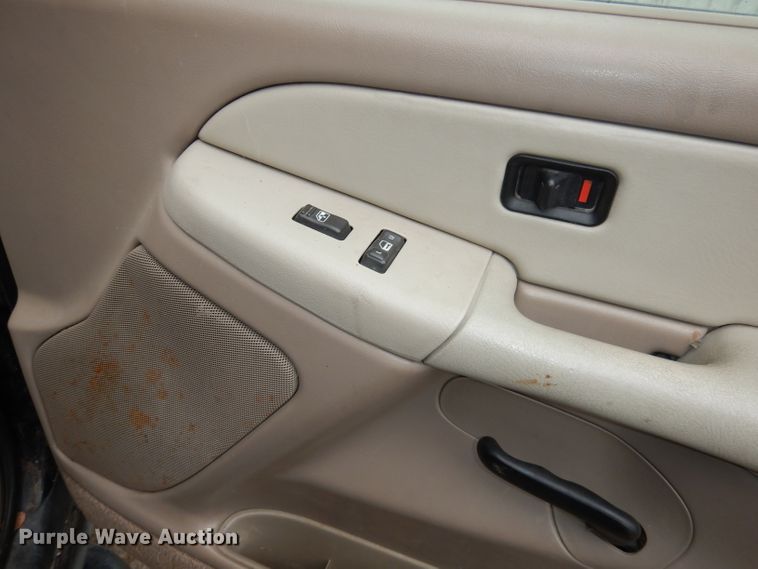 image for item KM9640 2002 Chevrolet Suburban  SUV