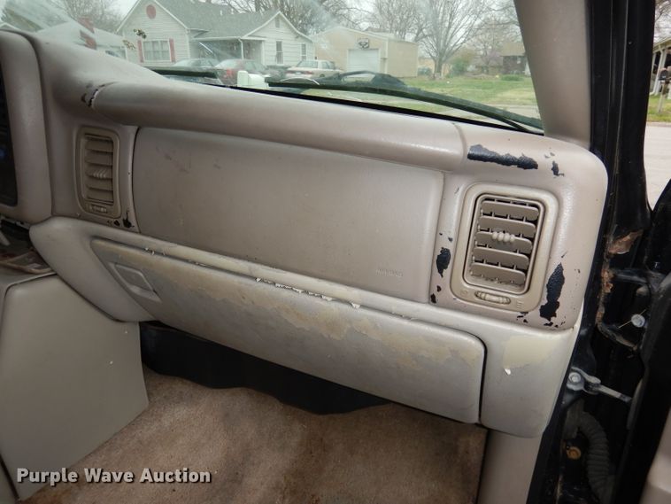 image for item KM9640 2002 Chevrolet Suburban  SUV