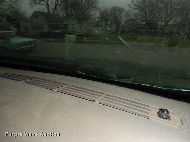 image for item KM9640 2002 Chevrolet Suburban  SUV