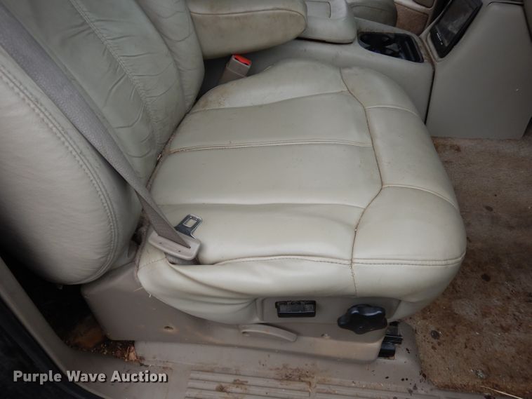 image for item KM9640 2002 Chevrolet Suburban  SUV