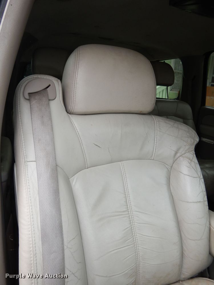 image for item KM9640 2002 Chevrolet Suburban  SUV
