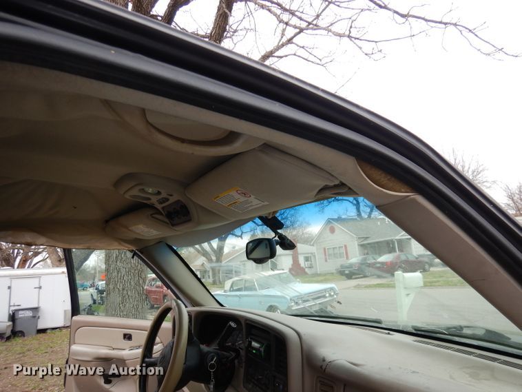image for item KM9640 2002 Chevrolet Suburban  SUV