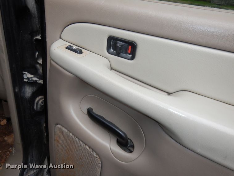 image for item KM9640 2002 Chevrolet Suburban  SUV