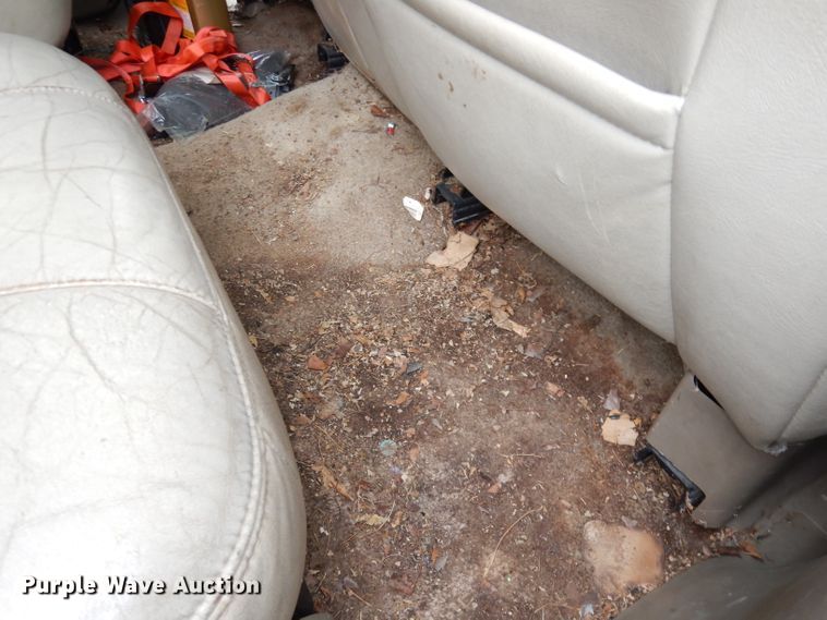 image for item KM9640 2002 Chevrolet Suburban  SUV
