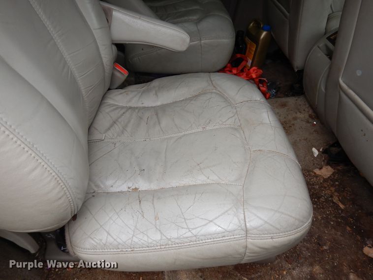 image for item KM9640 2002 Chevrolet Suburban  SUV