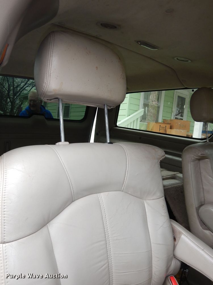 image for item KM9640 2002 Chevrolet Suburban  SUV
