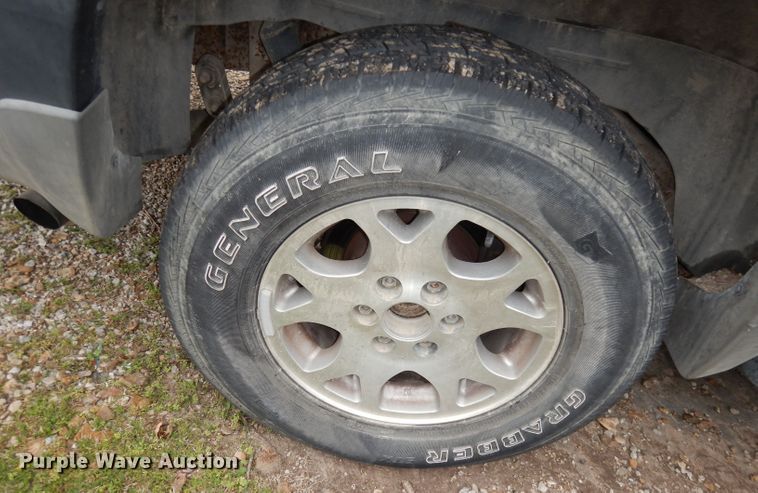 image for item KM9640 2002 Chevrolet Suburban  SUV