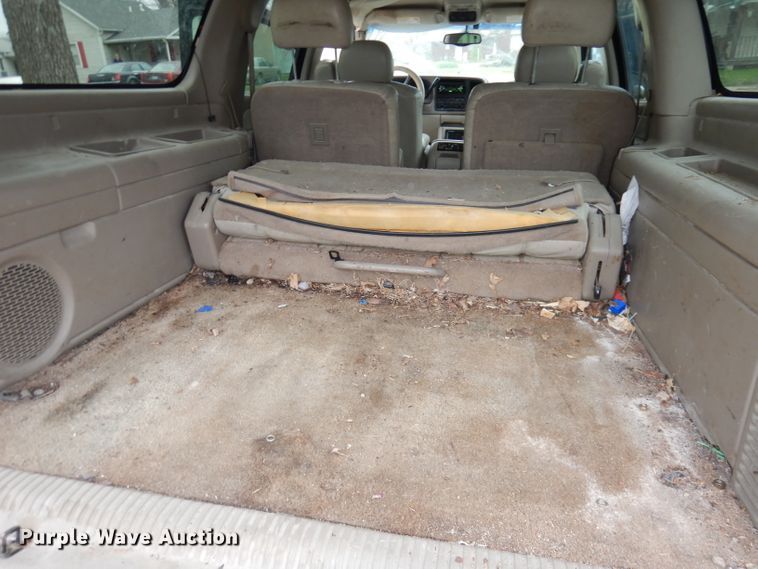 image for item KM9640 2002 Chevrolet Suburban  SUV
