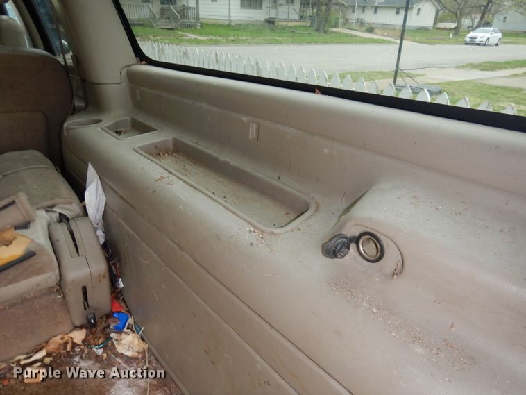 image for item KM9640 2002 Chevrolet Suburban  SUV