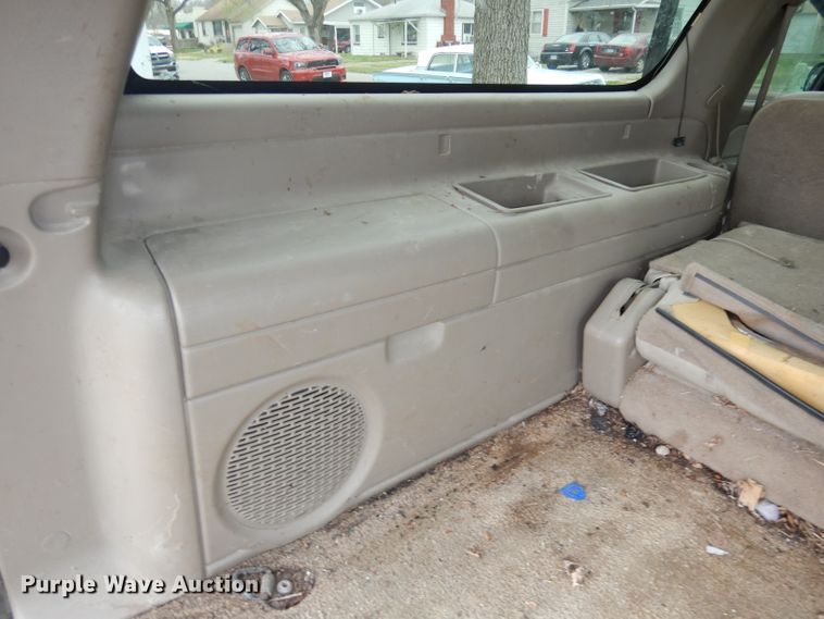 image for item KM9640 2002 Chevrolet Suburban  SUV