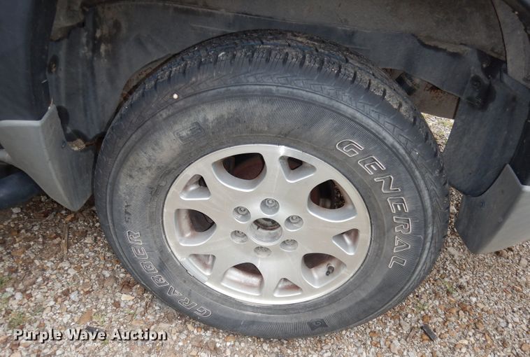 image for item KM9640 2002 Chevrolet Suburban  SUV
