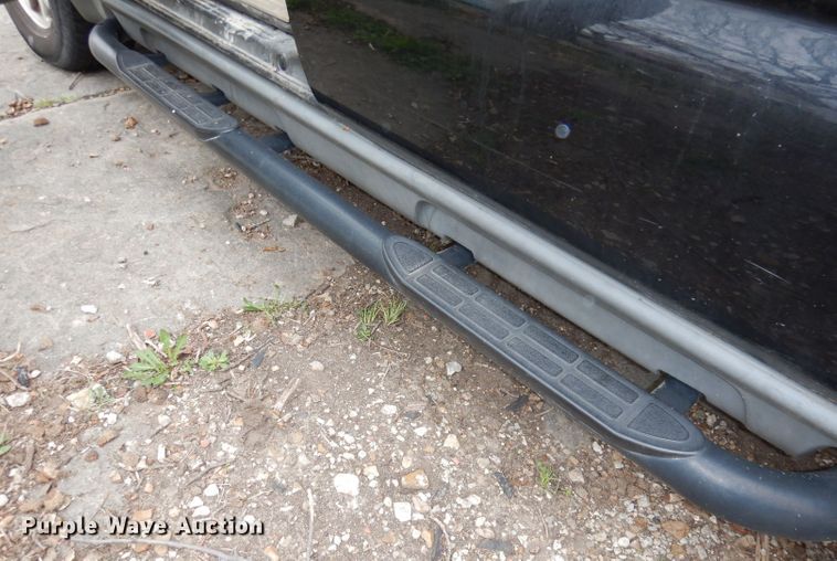 image for item KM9640 2002 Chevrolet Suburban  SUV